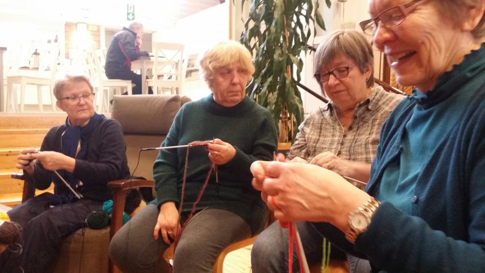 Sounds and Stories Live, testing the customized knitting needles at Saunabaari workshop